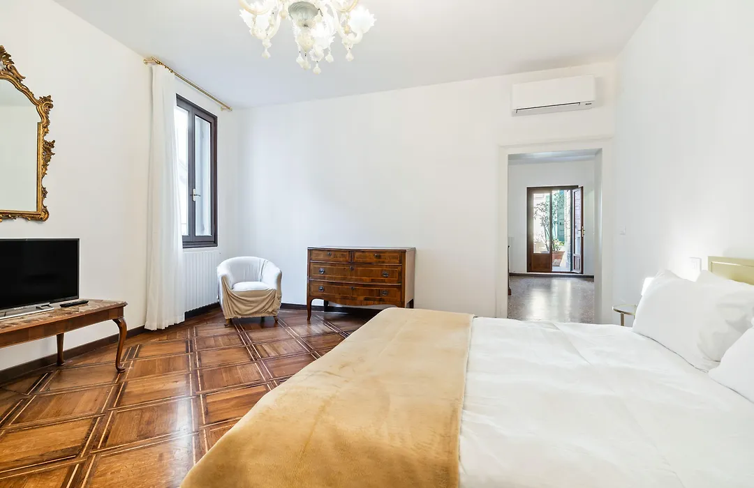 Guesthost - Del Remer Apartment - 5Mins From San Marco Sq-1